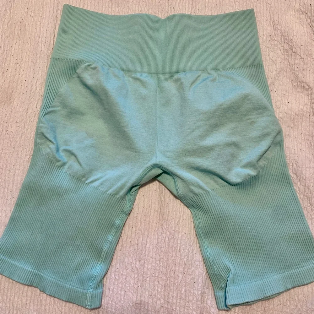 Lazuli Label - Seamless Ribbed Shorts - Picture 2 of 3